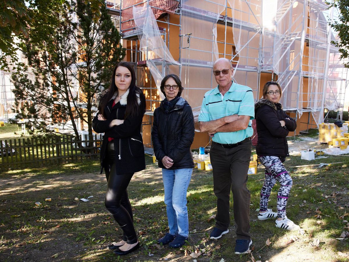 Domiciliés dans chacun des trois locatifs en question, quatre locataires (dont la concierge, à d.) détaillent leur calvaire subi.