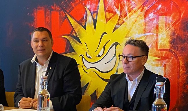 La président de la Ville de Sierre Pierre Berthod (à gauche) et Chris McSorley.