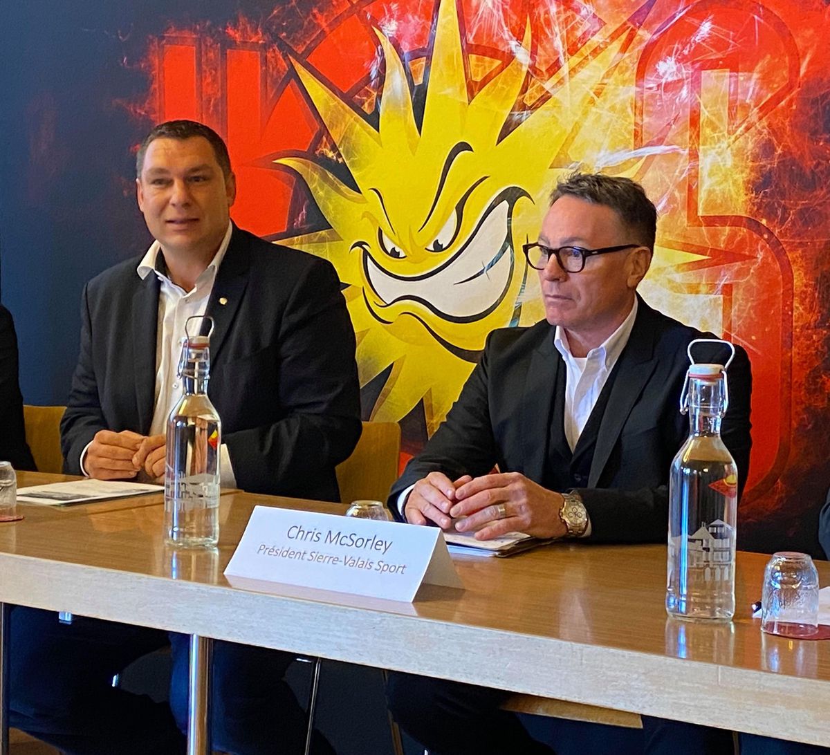 La président de la Ville de Sierre Pierre Berthod (à gauche) et Chris McSorley.