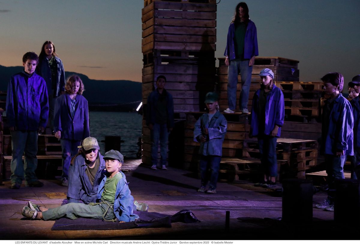 Une barge en forme d’île, à quelques mètres de la plage de la Savonnière. Émotion sur le lac.