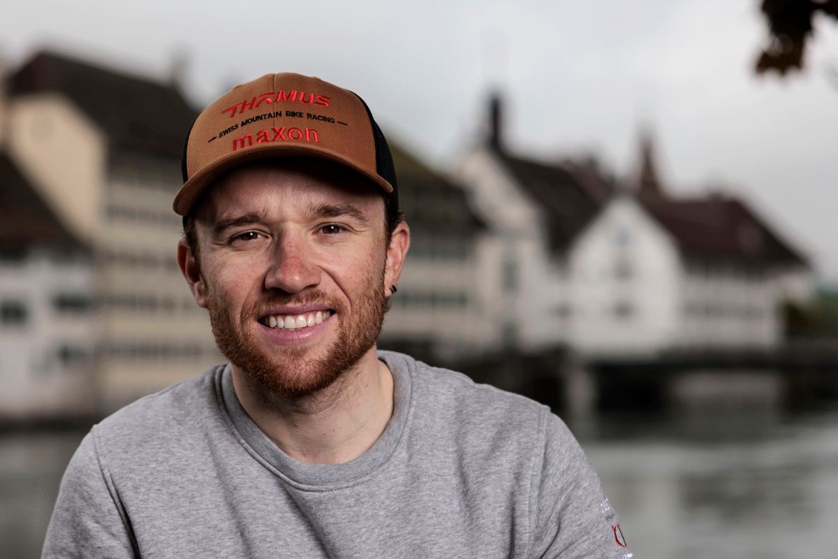 Mountainbiker Mathias Flückiger posiert anlässlich dem Saisonstart an der Aare in Solothurn, am 09.05.2023.  Foto: Christian Pfander / Tamedia AG




