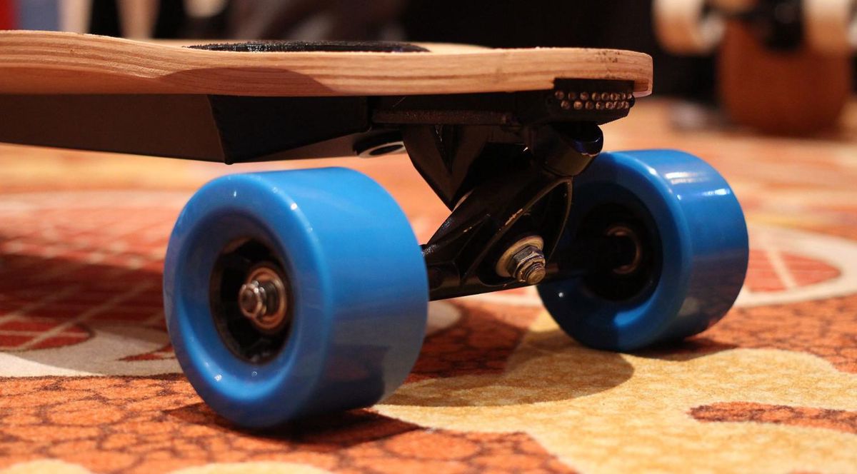 Une planche à roulettes électrique.