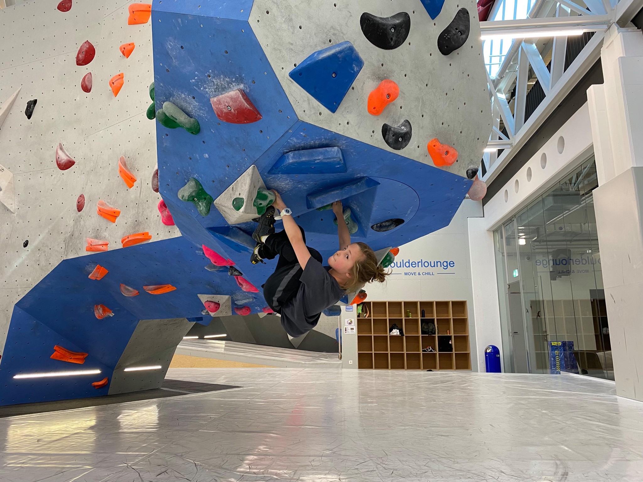 Bouldern fordert ganz viel Kraft und Konzentration.