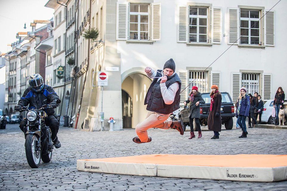 Eine Figur des Filmes findet unter den Rädern eines Motorrads sein tragisches Ende. 