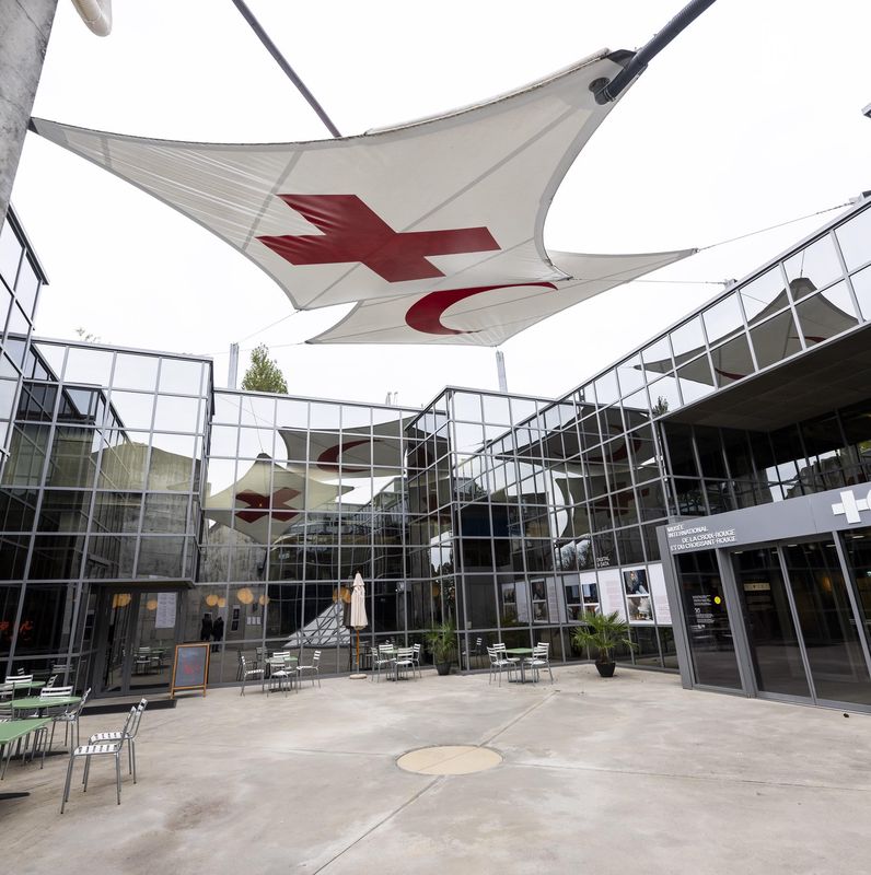 Entrée principale du Musée international de la Croix-Rouge et du Croissant-Rouge à Genève, avec le logo de la Croix-Rouge visible sur la structure de l’auvent.