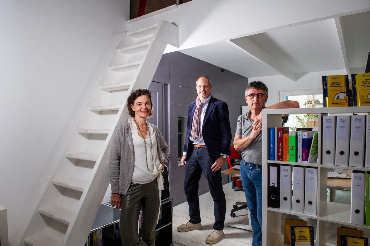 Trois dirigeants dans un bureau moderne à Vevey, associés à un site de consultation médicale en ligne.