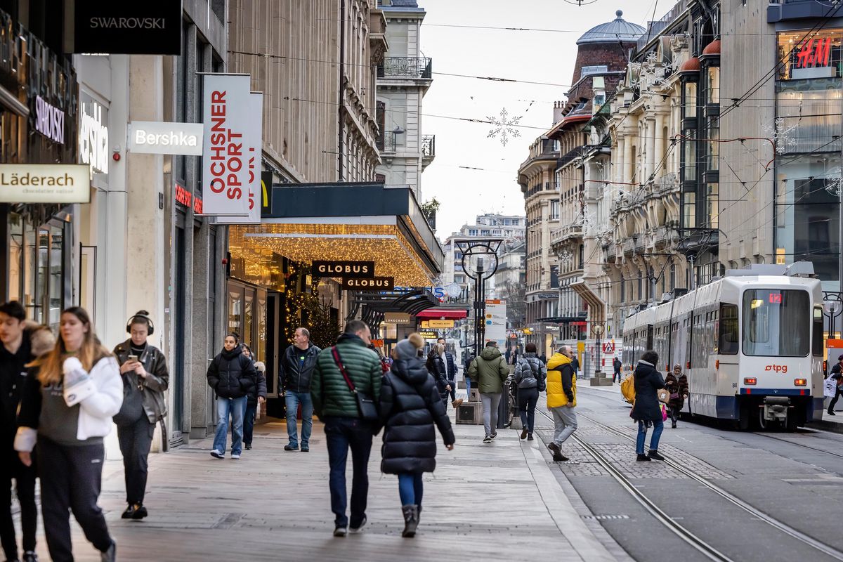 Centre-ville de Genève animé avec des gens faisant du shopping durant l'ouverture exceptionnelle le 31 décembre 2023.