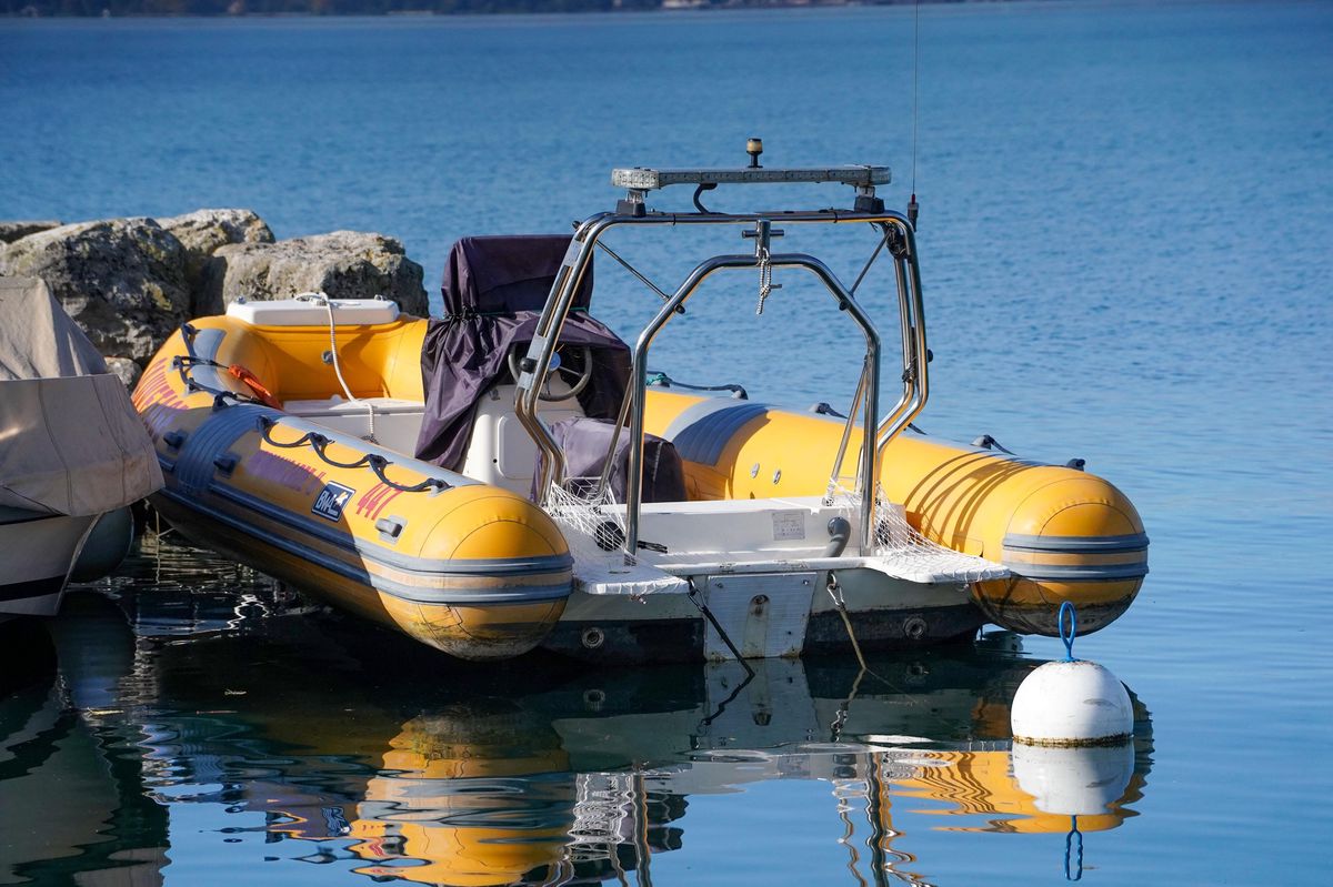 Le Sauvetage d’Hermance s’est fait voler son bateau. Il a été retrouvé dans les eaux françaises par un pêcheur, mais son moteur de 150 CV a disparu.