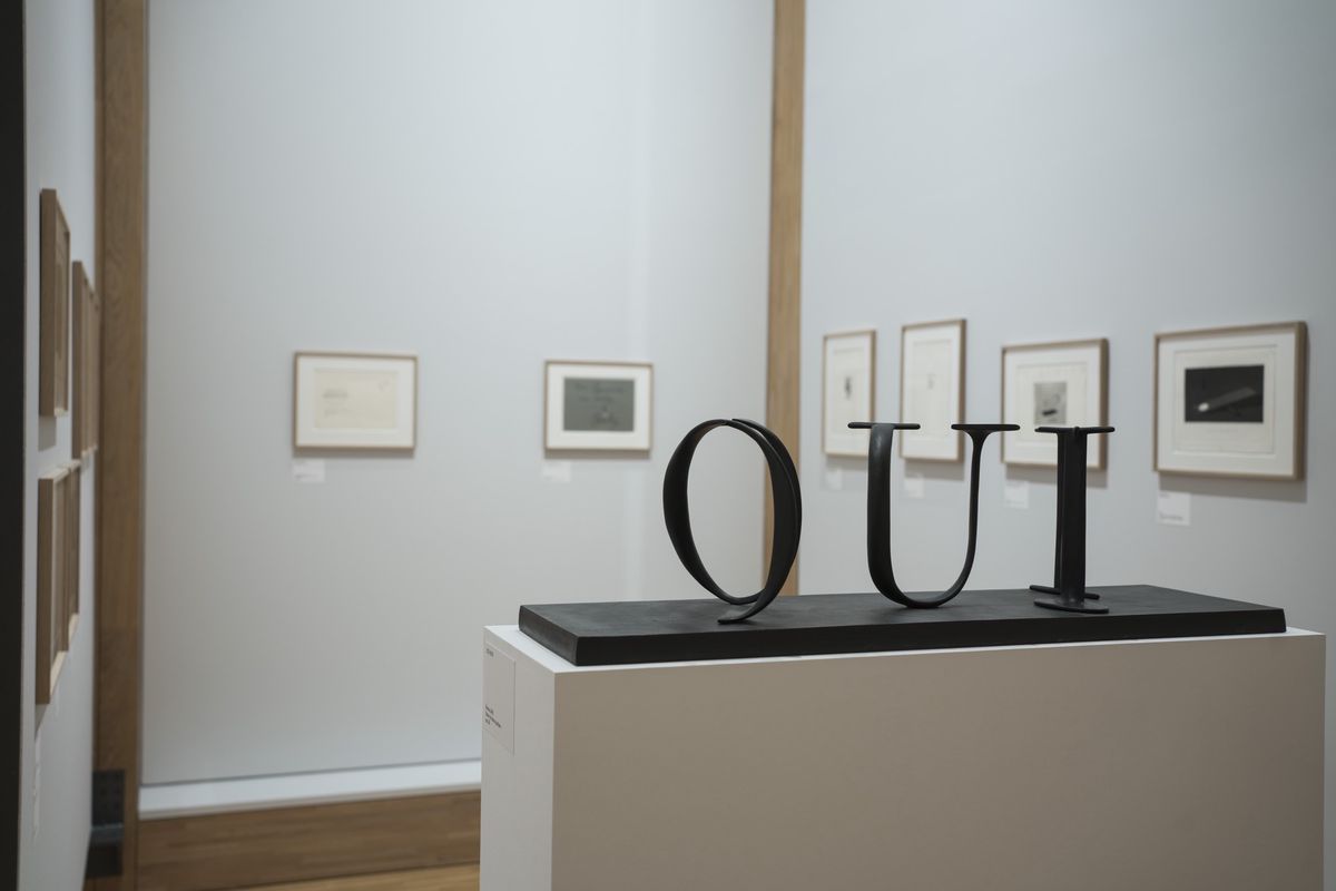 «Le reflet des mots» se concentre sur le travail que Markus Raetz a réalisé autour de la langue, des langues. Une partie de sa très riche oeuvre.