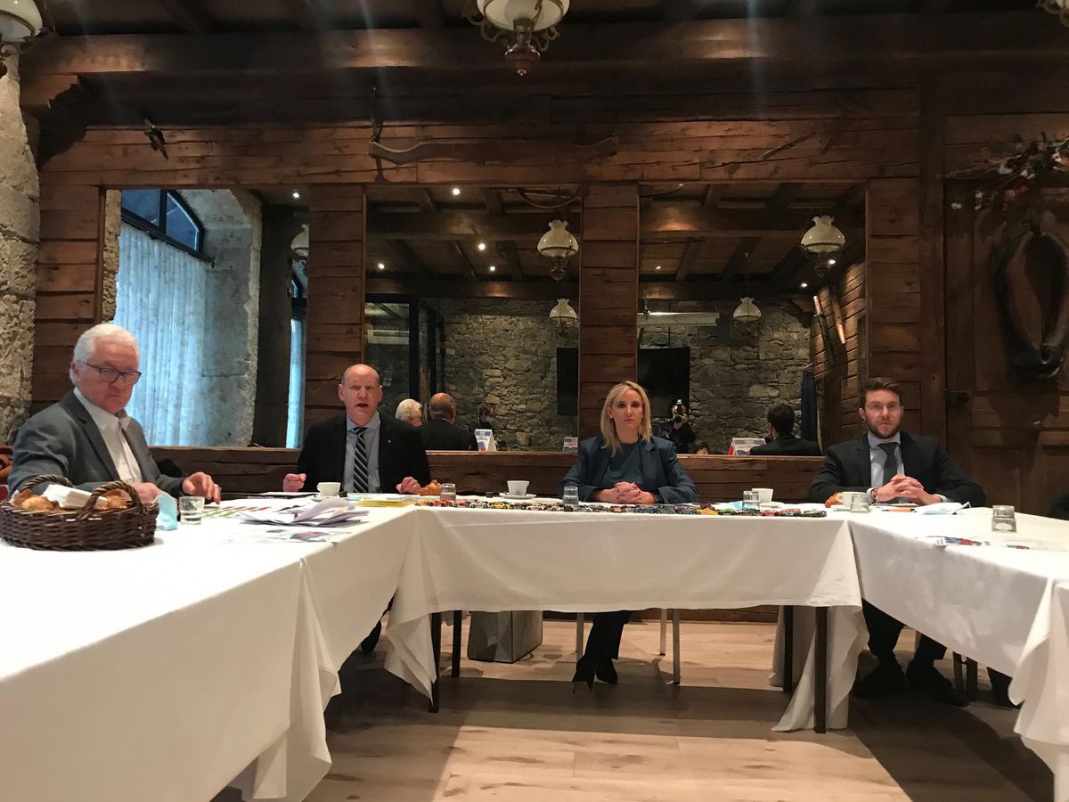 Bien que le texte ne porte aucun logo de partis, le comité d’initiative est constitué de membres de l’UDC Genève et du MCG.