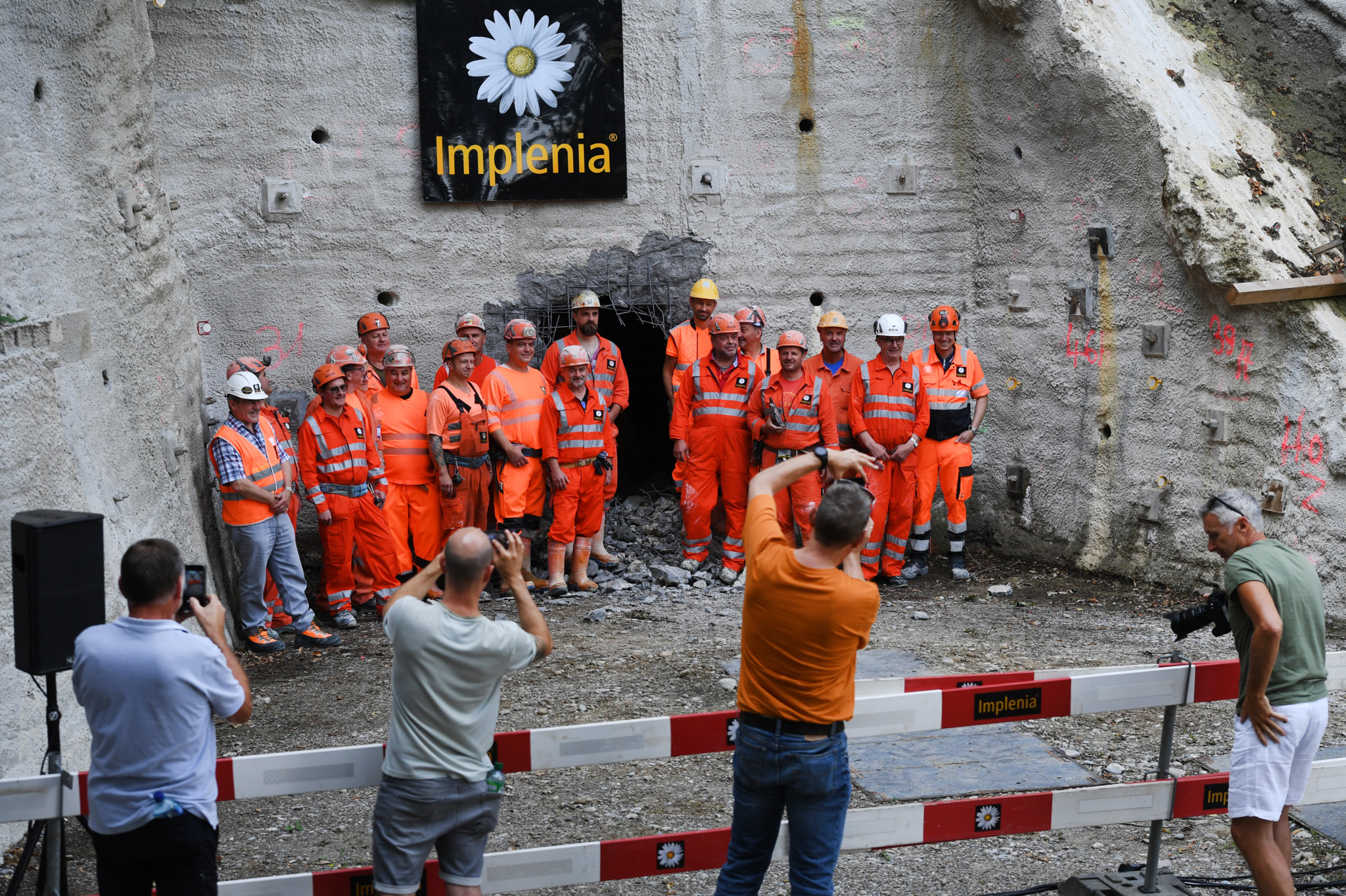 Bildstrecke: Die Bergleute haben den Durchbruch geschafft und posieren nun für Fotos.