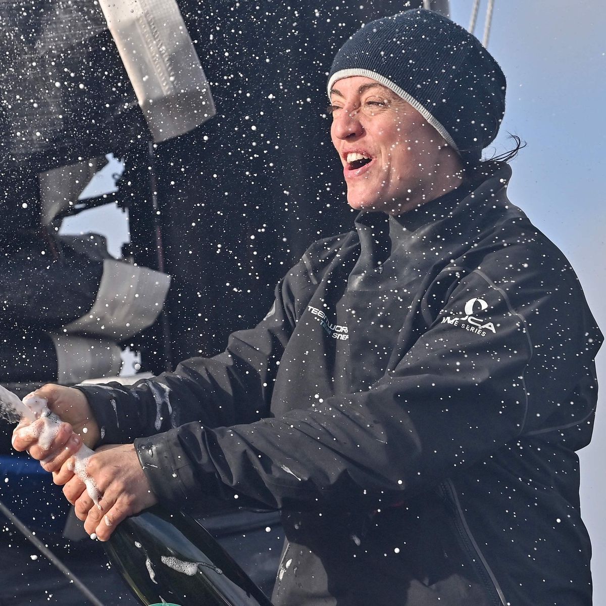 Justine Mettraux, skippeuse suisse, asperge de champagne en célébrant sa 8e place dans la 10e édition du Vendée Globe à Les Sables-d’Olonne, France.