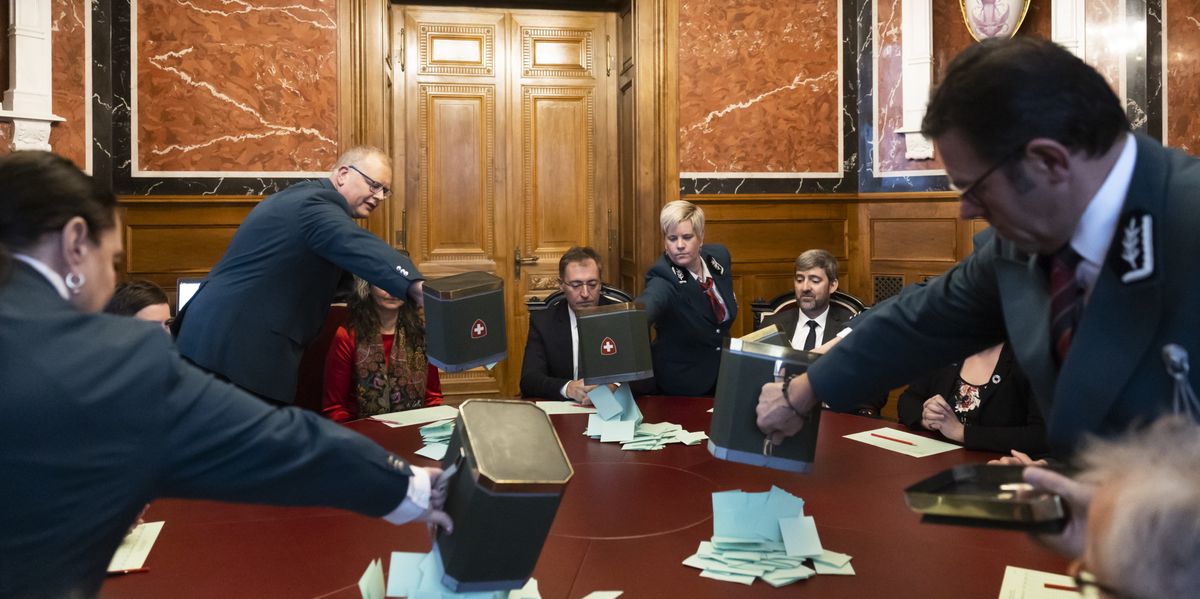 Ratsweibel leeren die Stimmzettel aus den Urnen auf den Tisch der Stimmenzaehler, bei der Ersatzwahl in den Bundesrat durch die Vereinigte Bundesversammlung, am Mittwoch, 7. Dezember 2022 im im Nationalratssaal in Bern. (KEYSTONE/Pool/Peter Klaunzer)