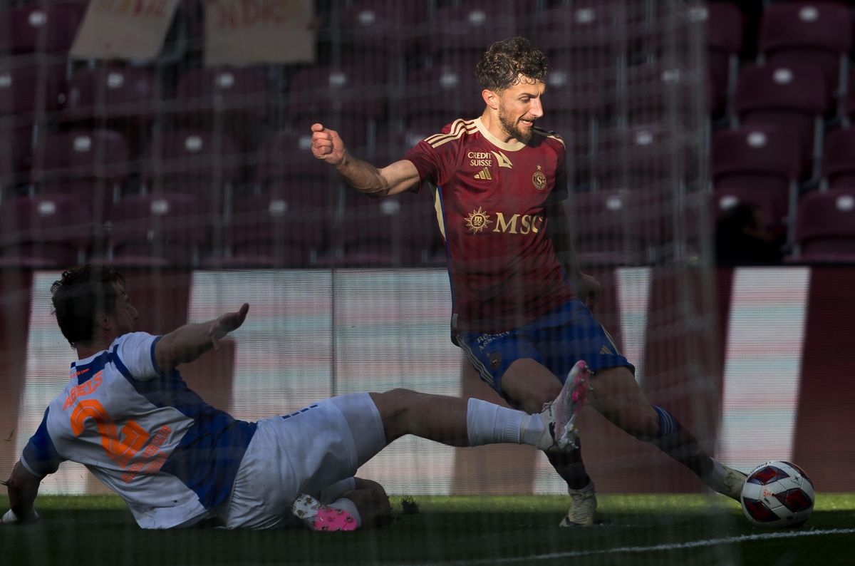 Joueur du SFC en maillot bordeaux driblant un défenseur du GC dans un match de football, le 20 avril 2024.