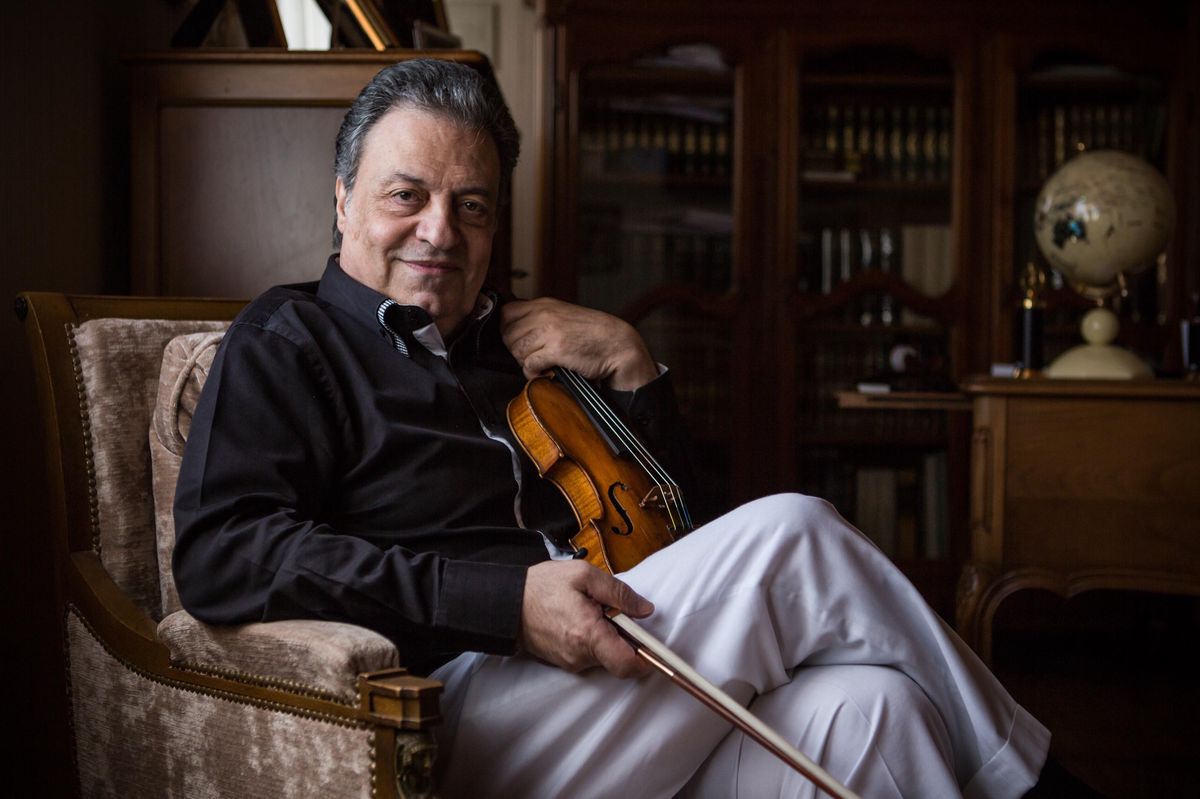 Le violoniste dans son école de musique à Crans-près-Céligny, assis avec un violon, le 10 juin 2014.