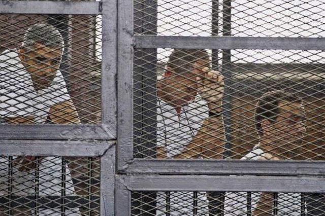 Trois journalistes de la chaîne qatarie Al-Jazeera ont été lourdement condamnés lundi au Caire.