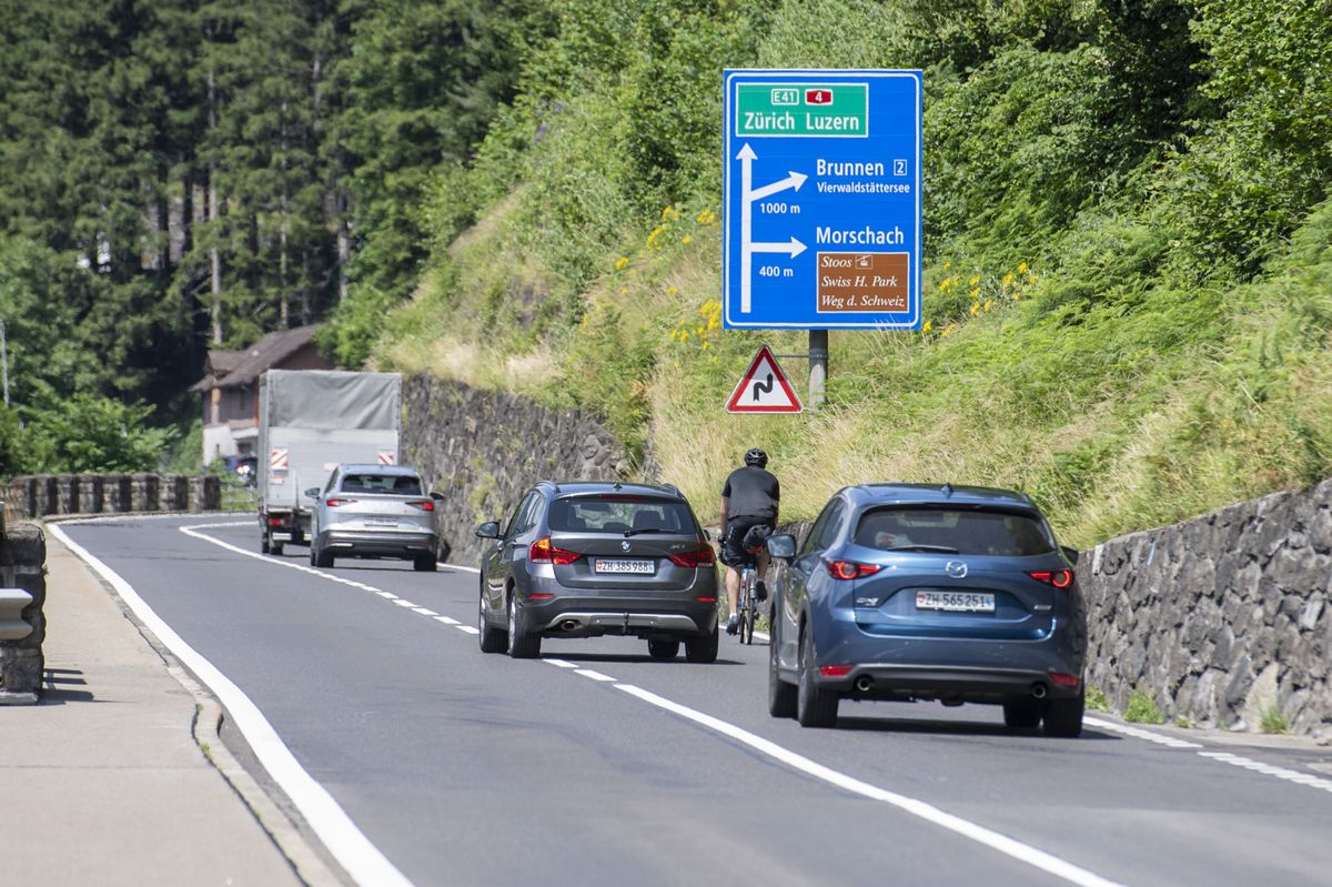 Axenstrasse between Flüelen and Sisikon is currently closed due to rockfall.