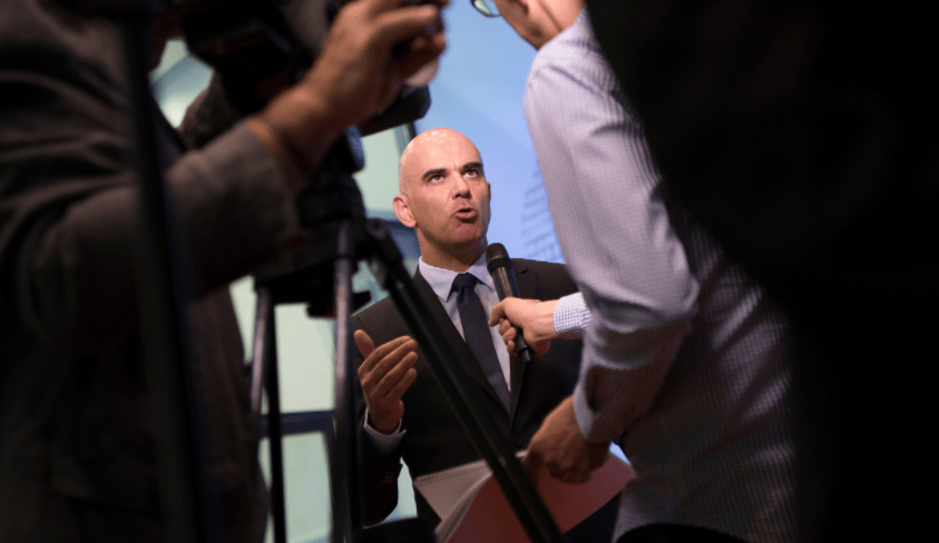 Le conseiller fédéral Alain Berset en train de parler à la presse (cliché datant de 2017)