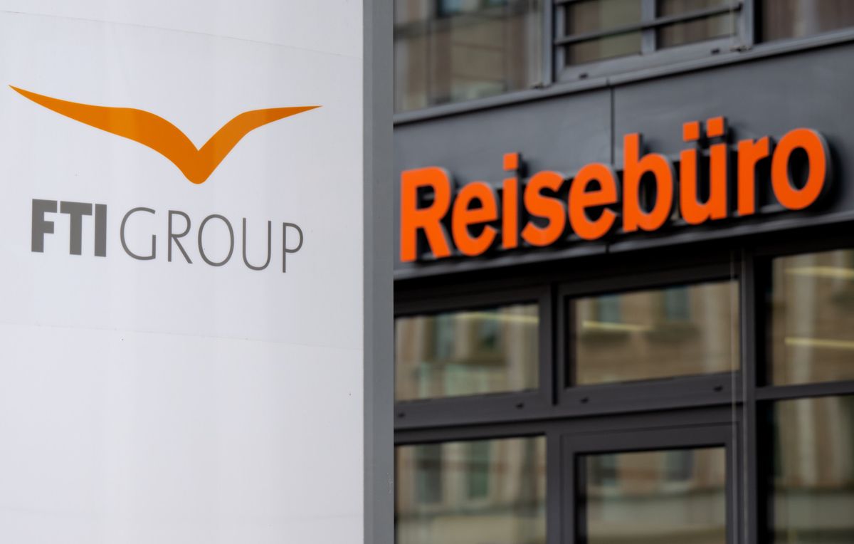 ARCHIV - 31.01.2023, Bayern, München: Das Logo des Reiseveranstalter FTI (FTI Group) steht an der Firmenzentrale vor einem Reisebüro. (zu dpa: «Reisekonzern FTI meldet Insolvenz an - Künftige Reisen abgesagt») Foto: dpa +++ dpa-Bildfunk +++ (KEYSTONE/DPA/Sven Hoppe)