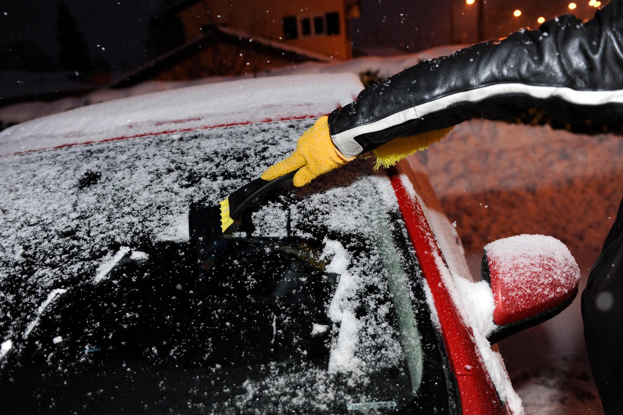 Le dégivrage intégral de son véhicule, une pratique hivernale fondamentale.
