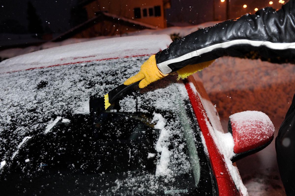 Le dégivrage intégral de son véhicule, une pratique hivernale fondamentale.