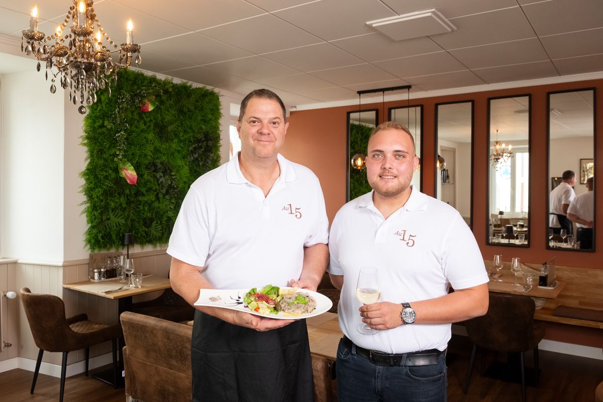 Palézieux, le 2 juillet 2024. Réouverture de l'auberge communale, avec le tenancier Eric Nonnenmacher (g) et José Prazeres, maître d'hôtel. Photo: Sébastien Anex