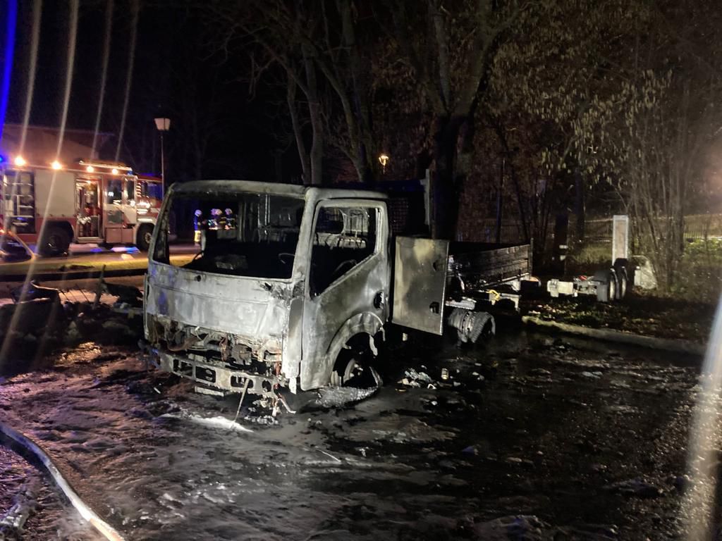 Trois bonbonnes de gaz étaient entreposées sur la plateforme de la camionnette. L’une d’elles a explosé sous l’intensité de la chaleur des flammes.