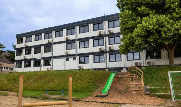 In den Übergangs-Containern beim Schulhaus Surmatten ist ein «übler Geruch» festgestellt worden. 