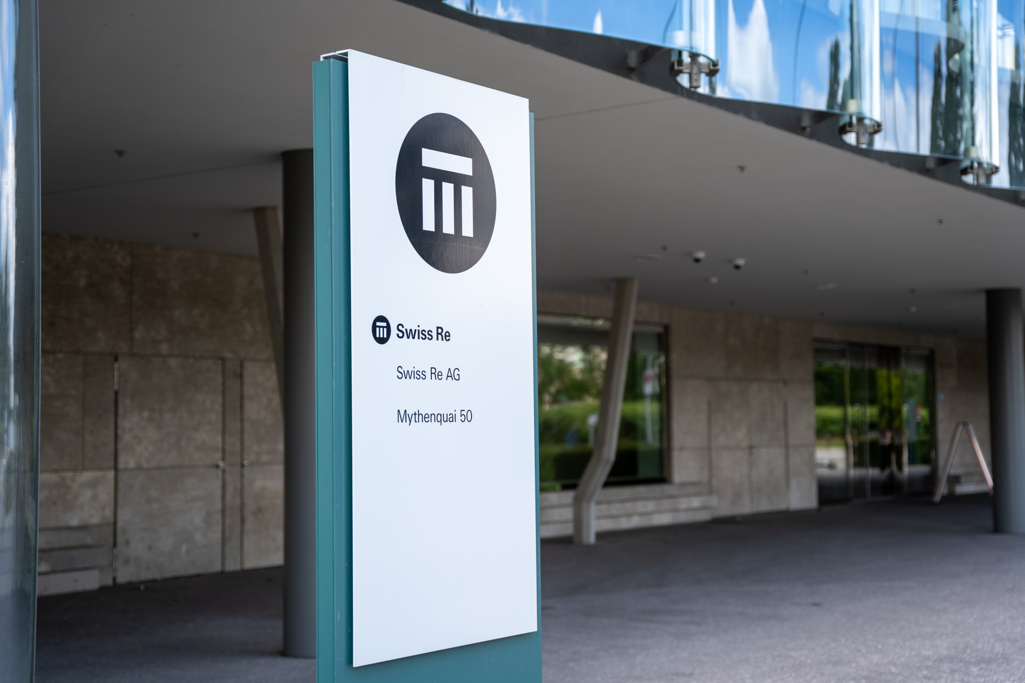 Eingang des Swiss Re Firmengebäudes in Zürich mit Firmenschild am 9. Juli 2021.