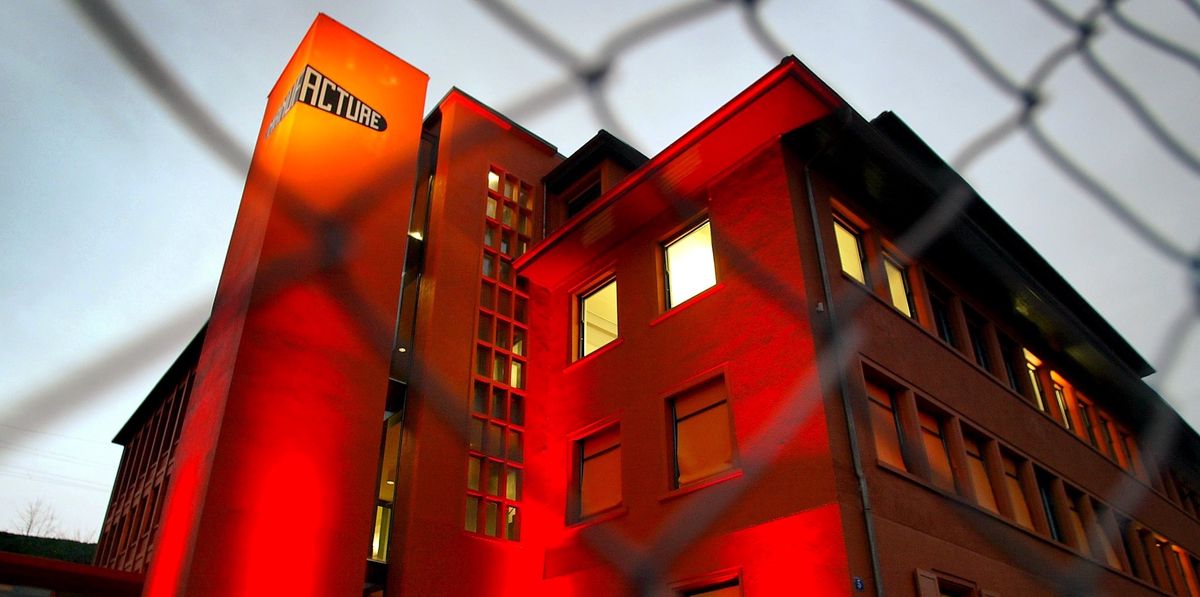Les invités se pressent devant le bâtiment de la Haute école de théâtre de Suisse romande, HETSR, illuminé en rouge pour son inauguration à Lausanne, le vendredi 28 novembre 2003.