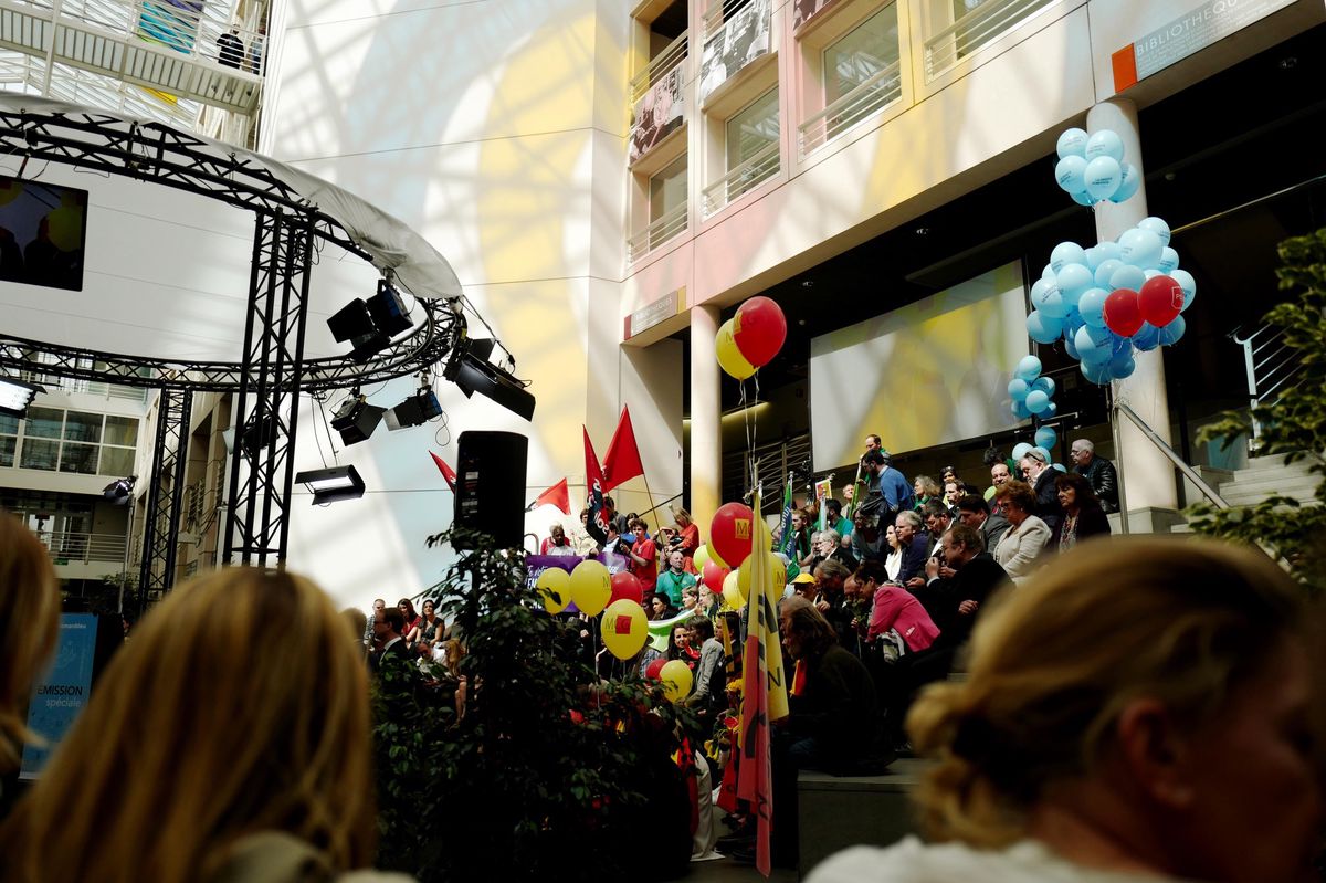 Ambiance de fête à l’Uni Mail en 2018 lors des dernières élections pour le Conseil d’État et le Grand Conseil. Photo: Laurent Guiraud