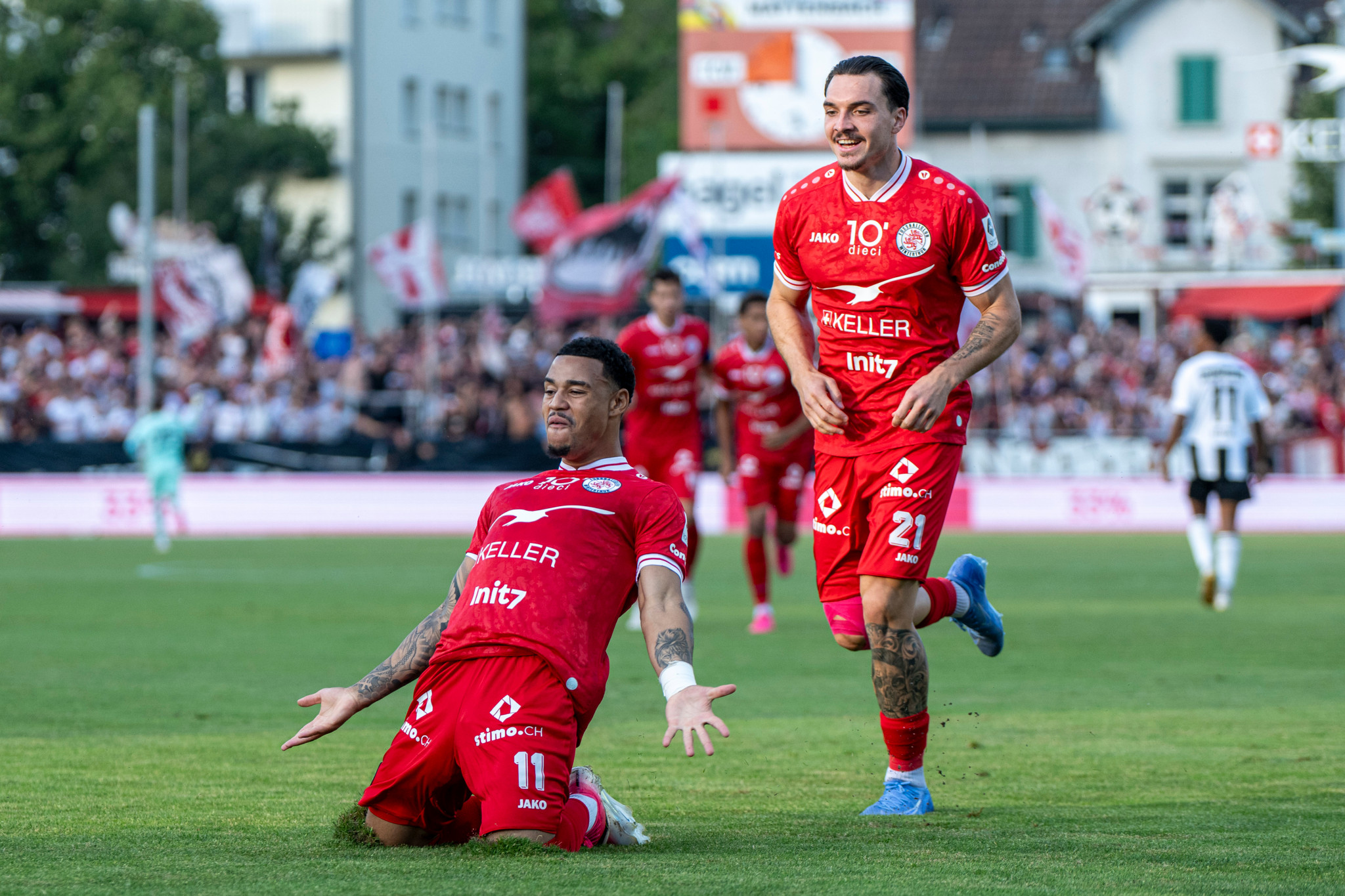 Emilio Kehrer (FC Winterthur) jubelt kniend auf dem Rasen nach seinem Tor zum 1:0, Severin Ottiger läuft jubelnd herbei. Challenge League.