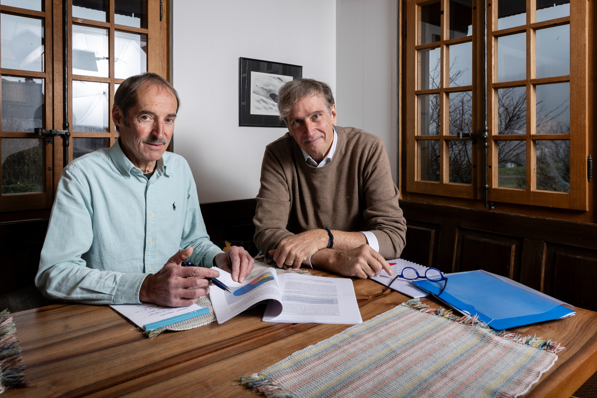 Antoine Geinoz und Vize-Präsident Alexandre Papaux diskutieren am Tisch über das neue Sprachengesetz im Kanton Freiburg, Charmey, 17. November 2025.