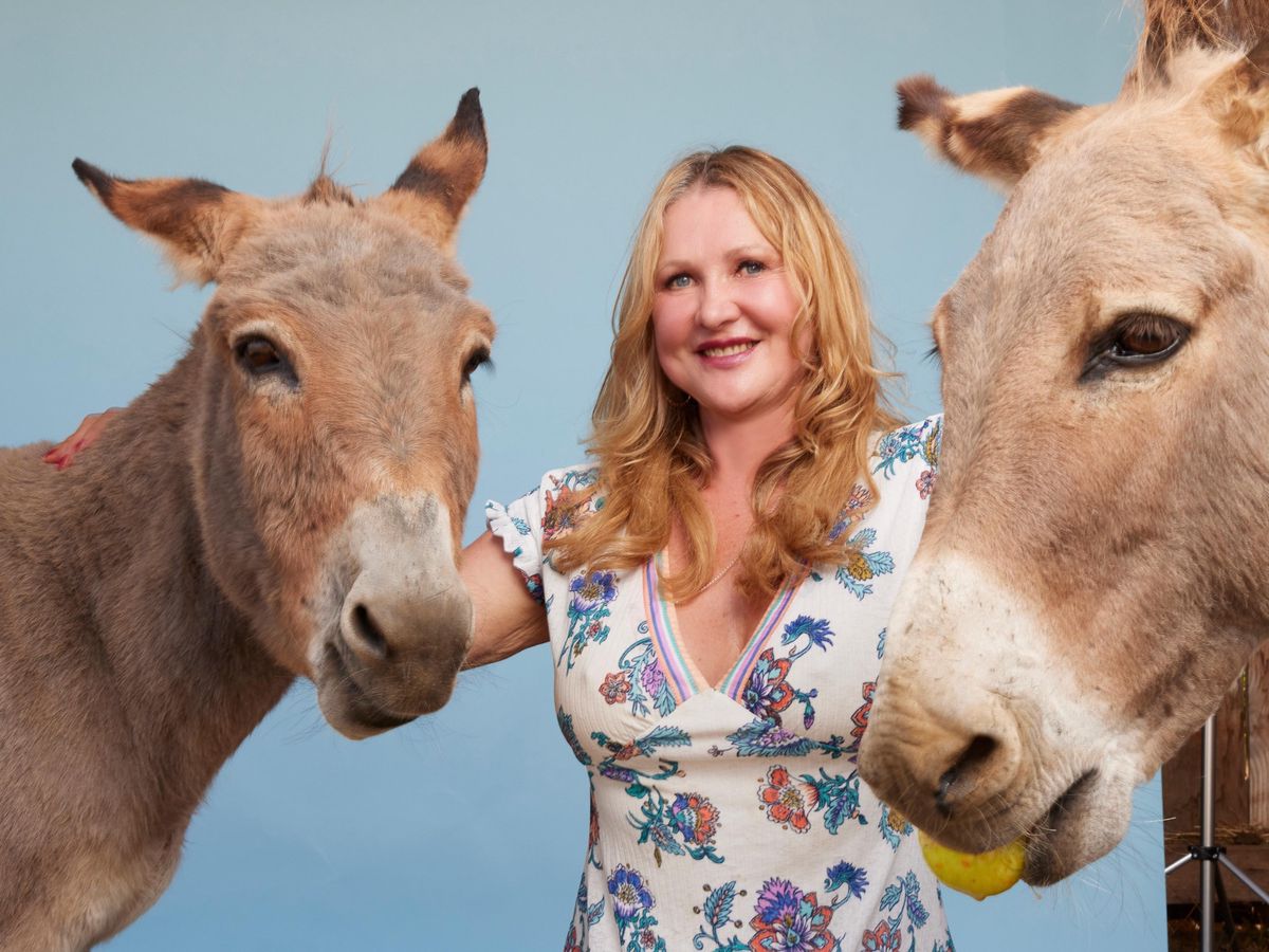 Joëlle et ses deux ânes : Wing (g), 25 ans, et Bobby (d), 40 ans.   