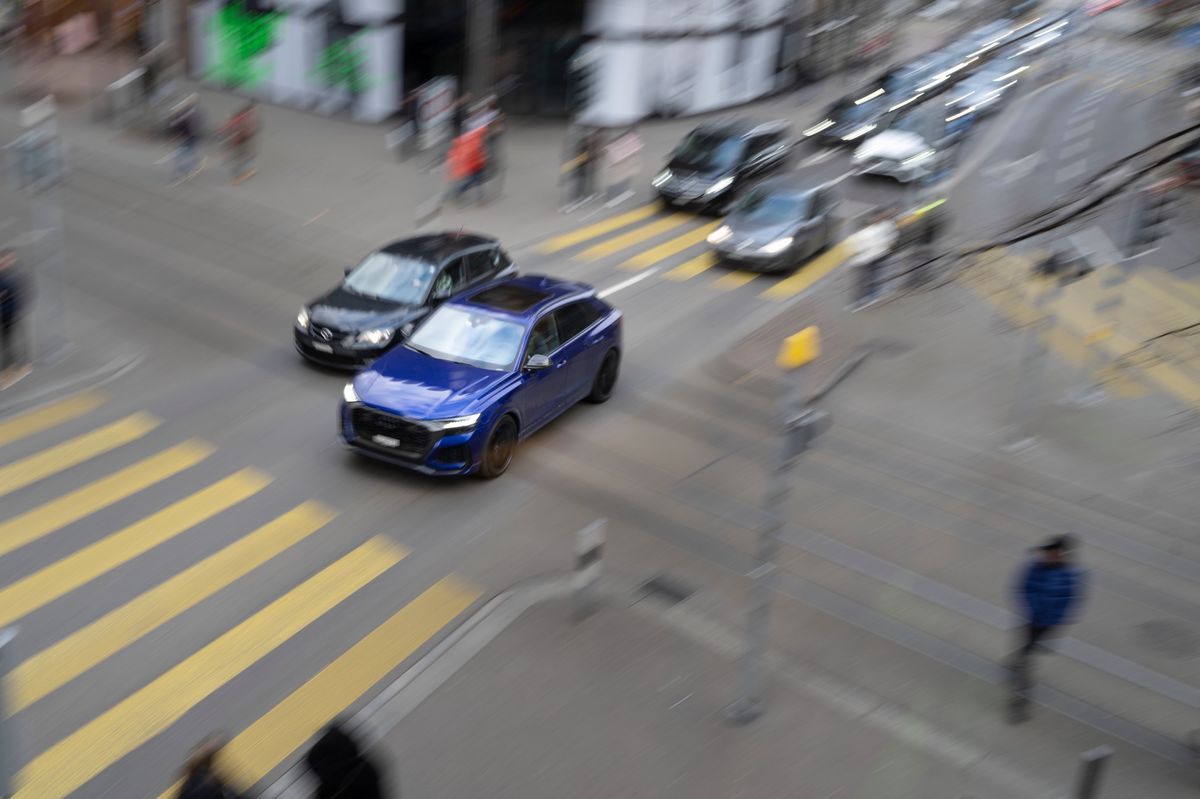Ueberdimensionierte und uebermotorisierte Autos (SUV) donnern durch die Uranaistrasse,  fotografiert am Samstag, 28. Januar 2023 in Zuerich. (KEYSTONE/Gaetan Bally)