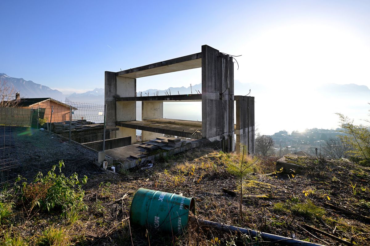 À la route des Colondalles 85, la maison inachevée est restée dans le même état depuis l’arrêt des travaux en 2014.