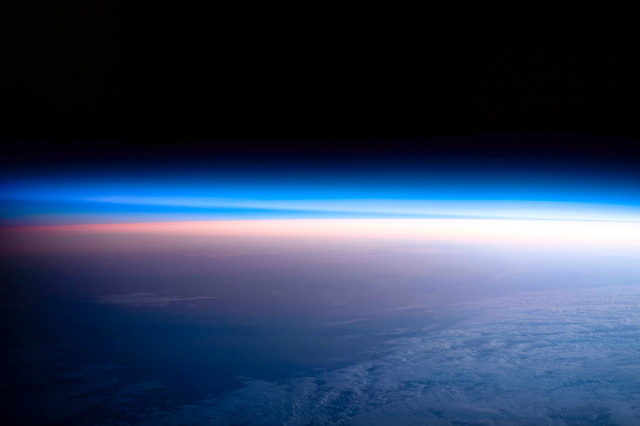 Digitale Darstellung der Grenze zwischen Tag und Nacht, basierend auf einer NASA-Aufnahme, mit kreativer Farbnutzung und gesteigerter Textur.