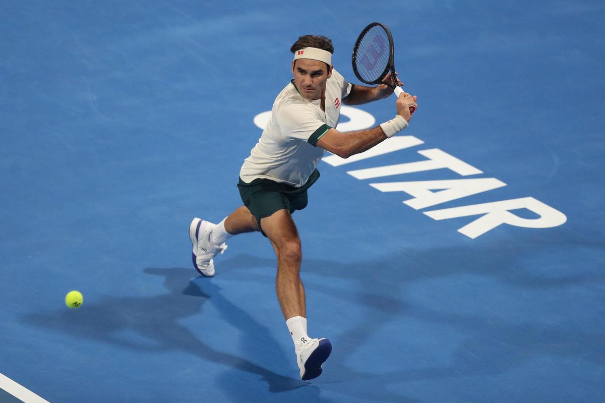 Roger Federer en extension lors de son quart de finale face à Nikoloz Basilashvili à Doha. Une posture qui est devenue de plus en plus compliquée au fil de la rencontre.