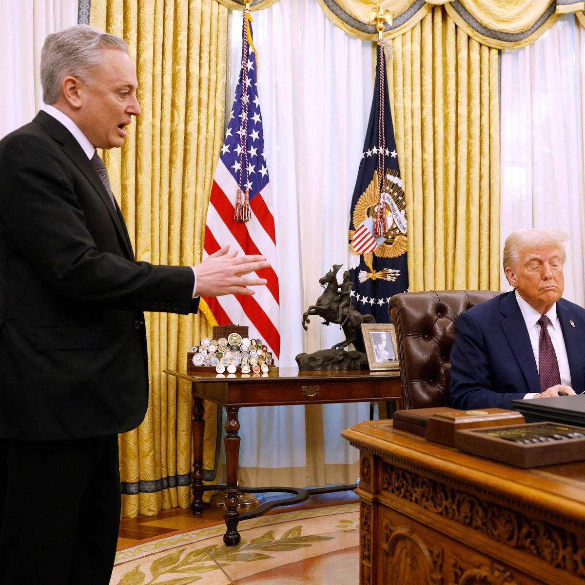 David Sacks discute avec Donald Trump dans le bureau ovale alors que ce dernier signe des ordres exécutifs liés à la crypto et l’IA.