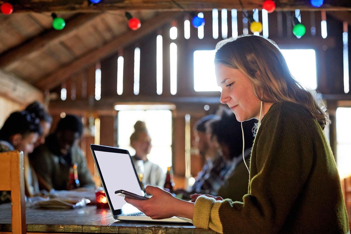 De la musique dans les oreilles, un œil sur son smartphone et l’autre sur sa tablette… cette suractivité du cerveau, attisée par des outils censés nous faciliter l’existence et apporter du plaisir, est source de stress.