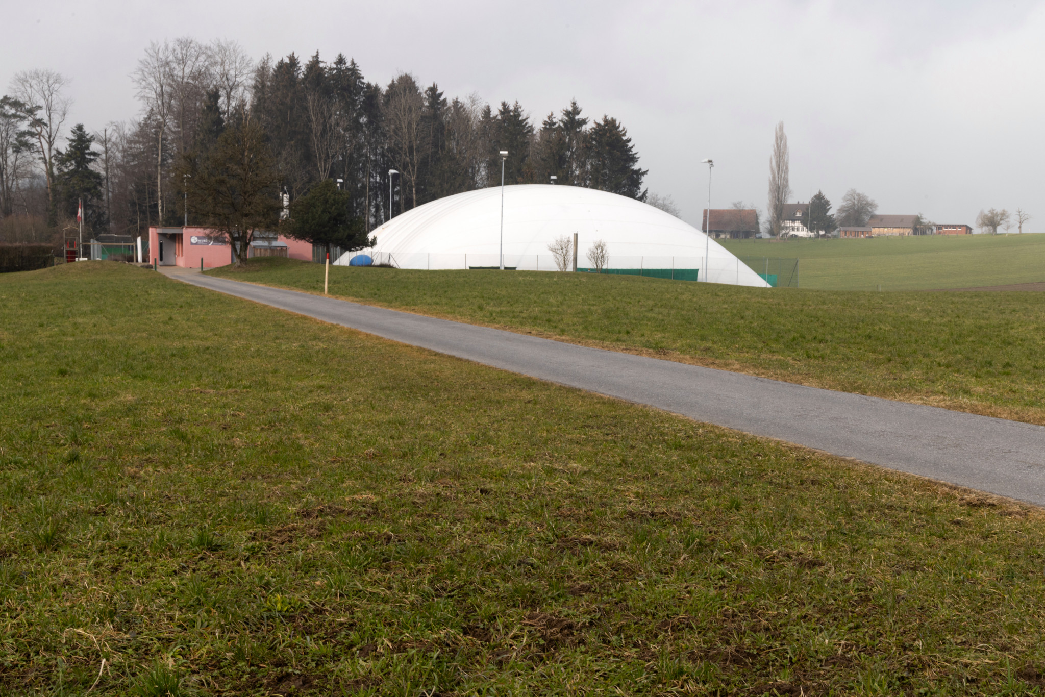 Tenniscenter Wädenswil mit weisser Traglufthalle neben der Autobahneinfahrt, wo eine Asylunterkunft für 4 Millionen Franken gebaut werden soll.