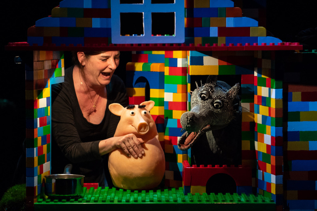 Bardé de clous, le loup parviendra-t-il à pénétrer dans la maison en Lego de l'aîné des trois petits cochons? La réponse au TMG.