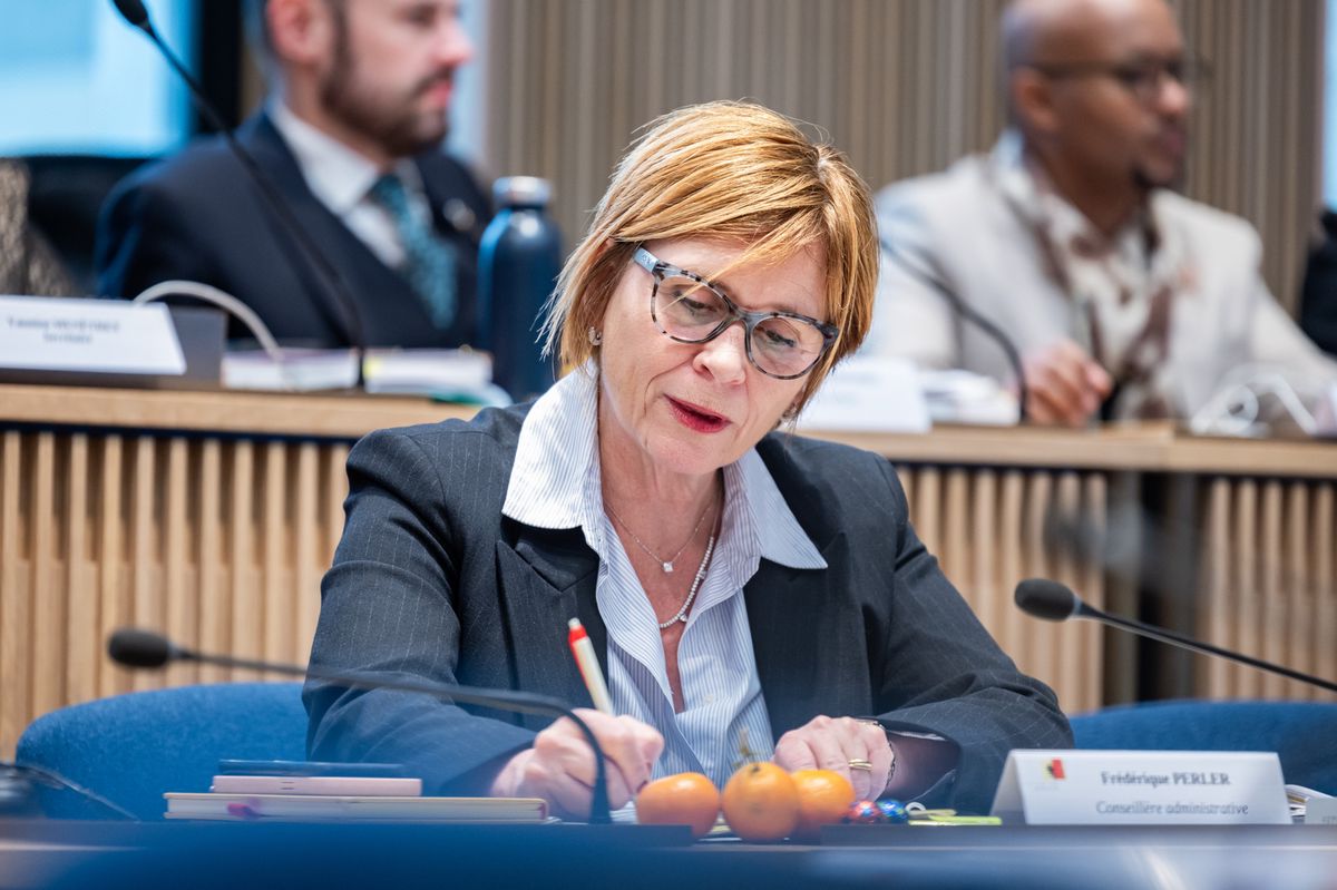 Genève , le 9 décembre 2023.  Réunion du Conseil Municipal de la VIlle de Geève pour le vote du budget 2024. Ici, Frédérique Perler, Conseillère Administrative.
Photo Pierre Albouy/Tribune de Genève