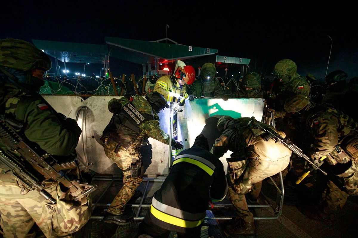 Les militaires polonais renforcent la barrière de barbelés à la frontière avec la Biélorussie.