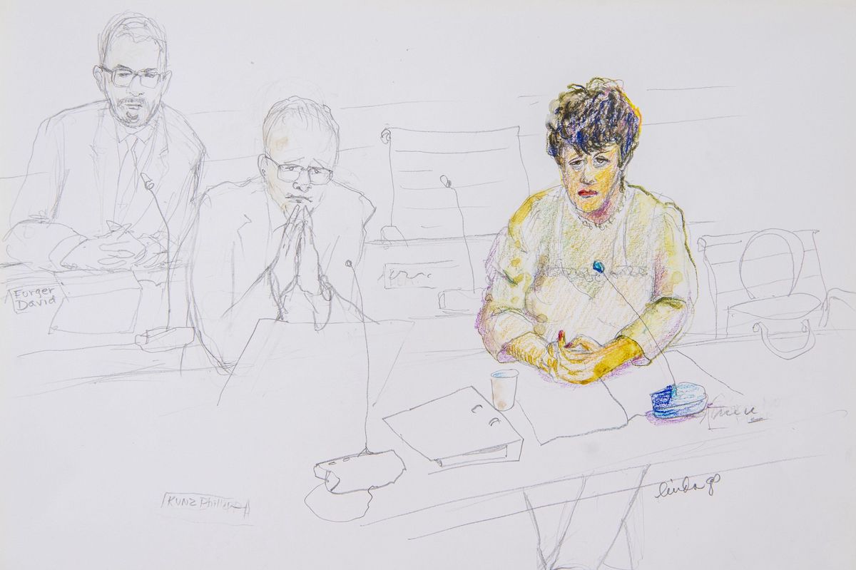 Dessin de tribunal montrant la mère d’un Genevois converti à l’islam, au Tribunal pénal fédéral de Bellinzone, assise à une table avec deux avocats.