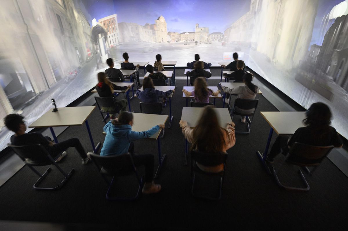 Des enfants vivent en direct la reproduction du tremblement de terre de L'Aquila, en 2009, dans un simulateur lors de l'inauguration du nouveau centre pédagogique de prévention des séismes, CPPS,  à Sion. 