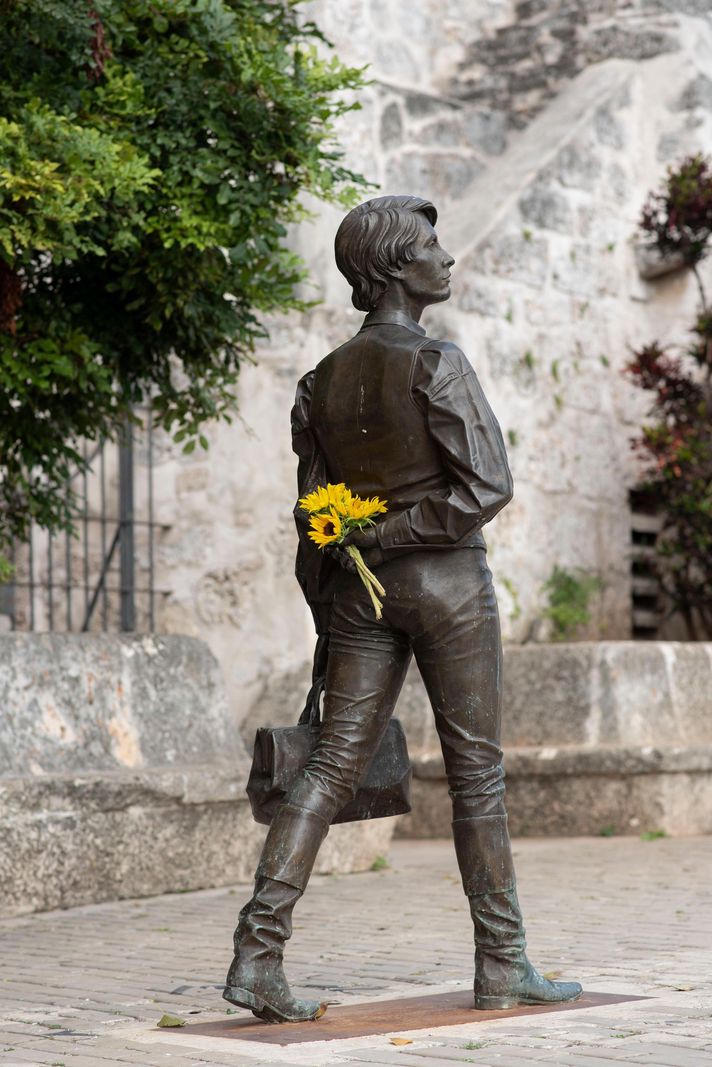Un bronze représentant le Dr Enrique Favez avec sa mallette de médecin, œuvre du sculpteur cubain José Villa Soberón. Financée par l’ambassade de Suisse à Cuba et parfois fleurie par des passants, la sculpture est visible à La Havane.