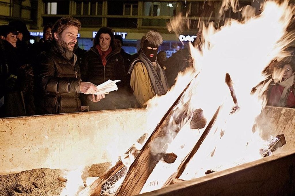 Ils brûlent leurs factures dans un feu de joie