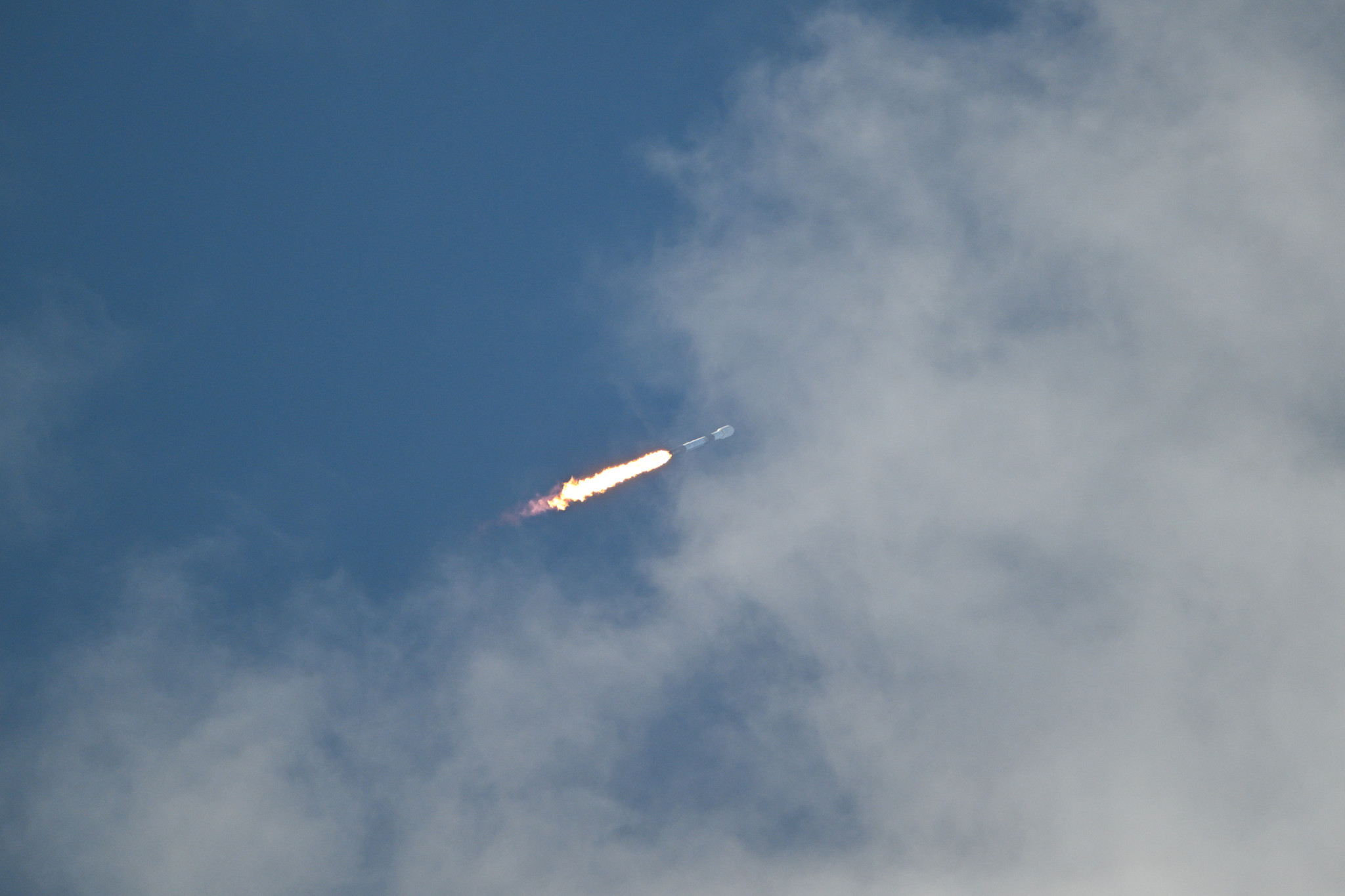 Une fusée SpaceX Falcon 9 transportant le véhicule robotique MRV de Northrop Grumman s’élance dans un ciel nuageux depuis Cap Canaveral, Floride, le 21 juillet 2026.