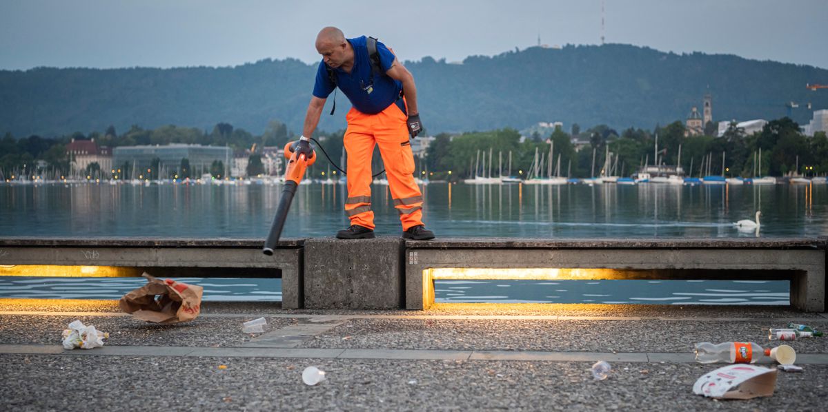 Themenbild Littering, Abfall am Samstag Morgen beim Uto Quai. Unterwegs mit Entsorgung und Recycling der Stadt Zuerich
12.06.2021
(URS JAUDAS/TAMEDIA AG)